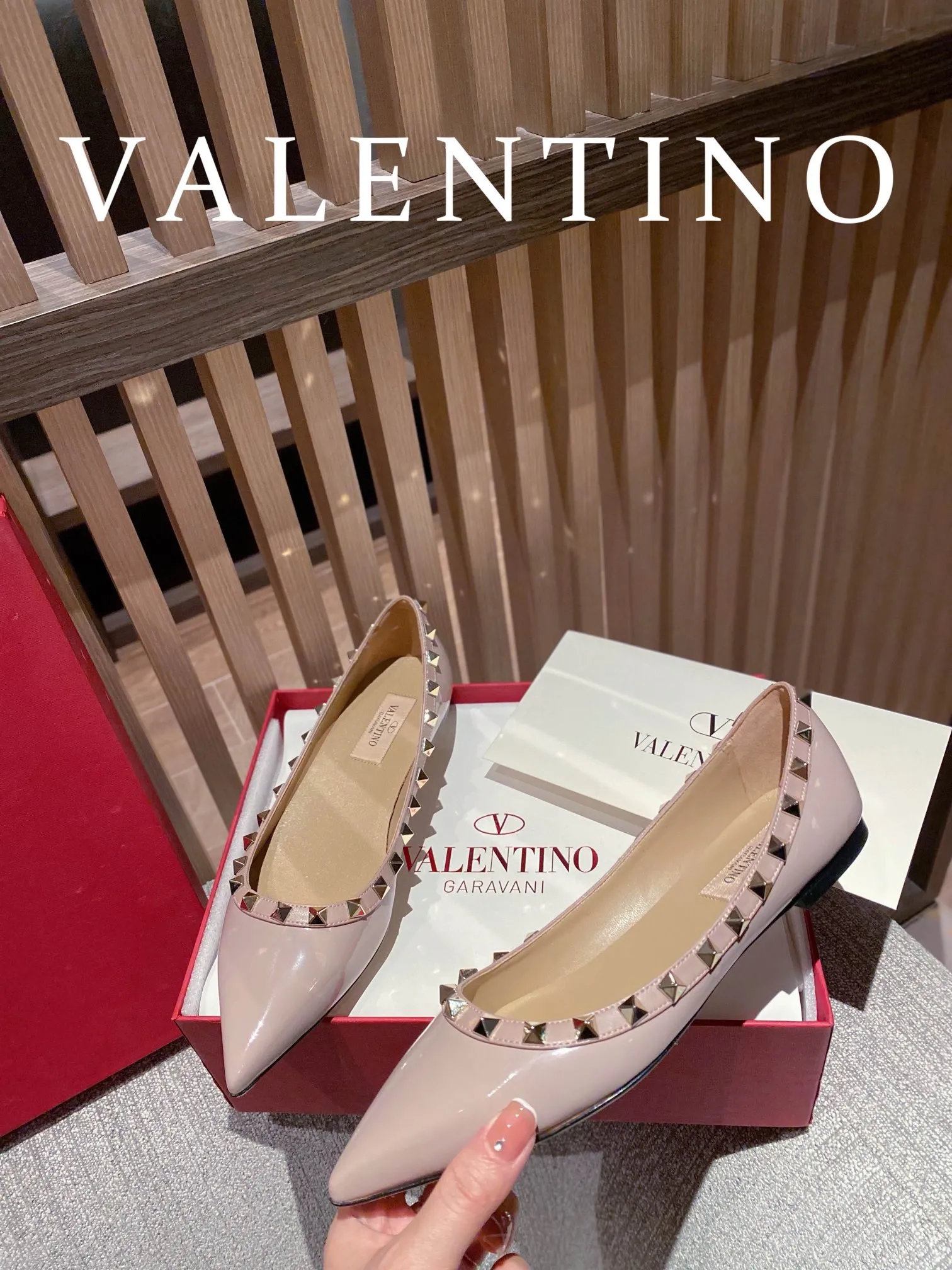 👟👟Ex-factory price 520👟👟 Women's shoes, women's clothing, women's shoes, women's clothing 𝙑𝙖𝙡𝙚𝙣𝙩𝙞𝙣𝙤/Valentino𝙑𝙏 🎁Latest colors😍ʚ😊ɞ It has been an Italian national treasure brand since the 1960s. Timeless and deeply rooted in people's hearts❤ Never out of date. One of the must-have items 〰 ɪɴѓᴏʀᴍᴀᴛɪᴏɴ 〰♡ There are many colors for you to choose from💝Original molded electric rivets (non-oxidized) High-end customized imported cowhide➠Mirror patent leather❗️Details in place🆚Exclusive color card💯Comfortable sheepskin lining✅Imported Italian leather outsole🇮🇹 Code number: 35-39 (34.40.41.42) additionally customized♡♡